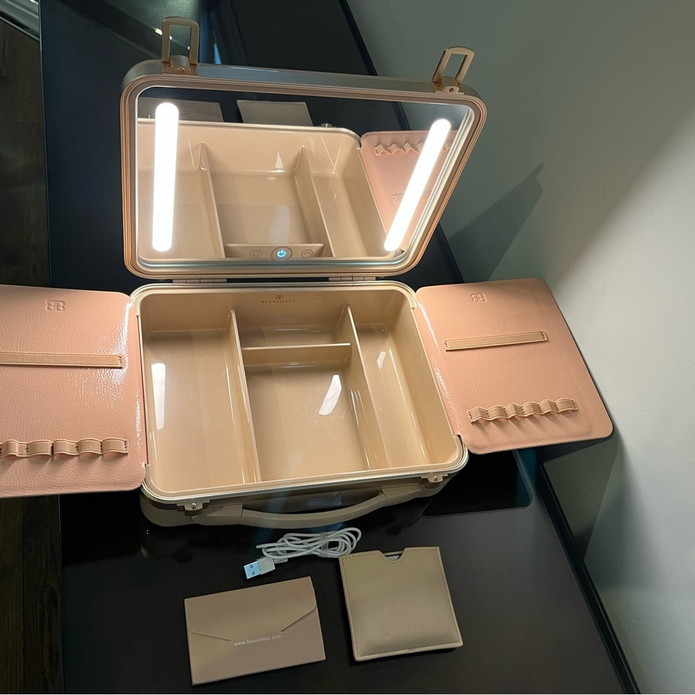 Beautifect makeup case in Nude